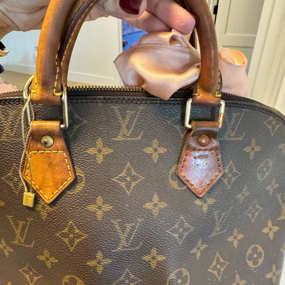 Louis Vuitton purse!!! Super fun and will get plenty compliments! - Picture 9 of 13